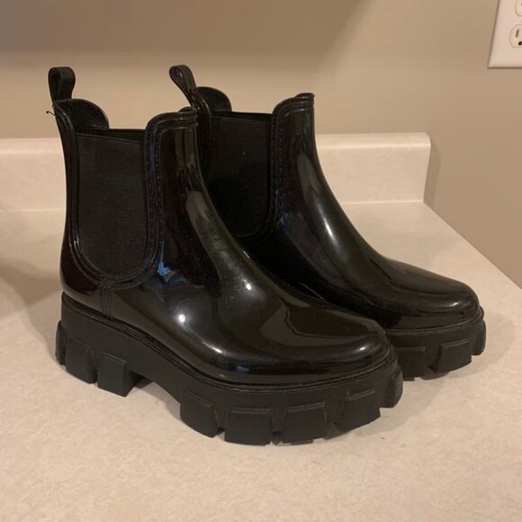 Chunky platform black ankle boots w/ elastic side panels; Forever 21; great cond - Picture 1 of 6